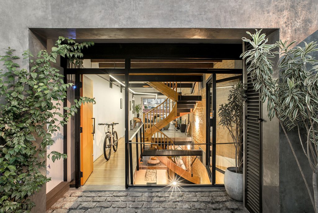 Casa 3.41 | reforma que promove a sensação de acolhimento | ODVO arquitetura | Grande esquadria com acesso a garagem