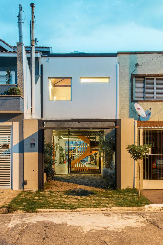 Casa 3.41 | reforma que promove a sensação de acolhimento | ODVO arquitetura | Fachada, garagem e paralelepípedo